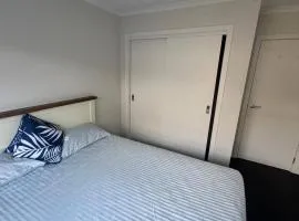 Spacious One-Bedroom with Private Bathroom Aotea