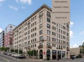 Modern Elegance in the Heart of Downtown Tacoma King Bed Parking AC