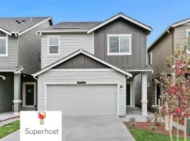 Modern Escape Spacious 4BR Home for Families, Groups & Business Travelers