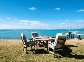 Waiheke Waters Edge, hotel in Omiha