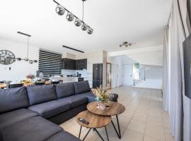 Perfect Seaside Escape with Privacy !, hotel a Mazotos