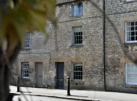 Elegant Cotswold Cottage in Northleach