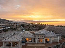 Incredible Estate w Panoramic Views Bocce Ball Court Malbec by AvantStay, viešbutis mieste Sage