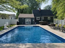 Swim and Relax In our Pool and Hot Tub and Recently Renovated, хотел в Ащабюла