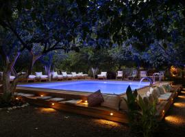 Gayb-i Bungalows , Plus 12 Years Old - Free Access to Beach, hótel í Cıralı