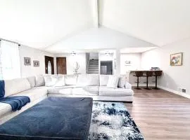 Spacious Luxury Charming 4 Bedroom 3 Baths, Wet Bar, Game Room, Creek View, 15 minutes from Truist Park