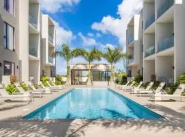 20% Off May 2829 Walk To BeachPool Views Z-B103
