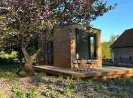 Minimalist Design Cabin mit See- und Wiesenzugang
