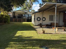 Sandpipers Beach House, Culburra - pet friendly, отель в городе Калберра-Бич