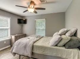 Houston Hideaway w/ Rec Room, Putting Green & Hoop