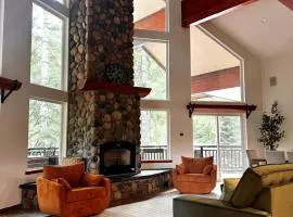 Forest Cabin near Lake Easton, Snoqualmie pass and Hiking trails
