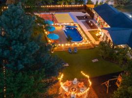 샬럿에 위치한 호텔 5 BR Resort home w Pool, hot tub 10 min downtown Charlotte