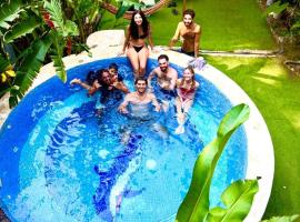 Cool Vibes Beach Hostel, hotel v mestu Dominical