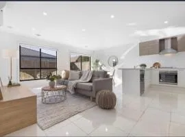 Home In Melbourne - Easy city and airport access