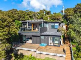 Hekerua Heights with Hot Tub and Seaviews