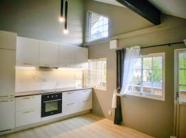 Stylish apartment with a sleeping loft, hotell i Drammen