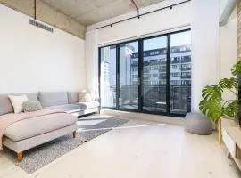 Sunlit 1BR Retreat, Shops and Cafes at Doorstep