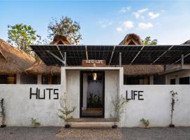 Huts Life Home Stay, hotel v mestu Auroville
