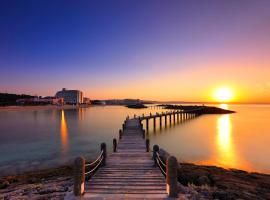 Sheraton Okinawa Sunmarina Resort, хотел в Онна