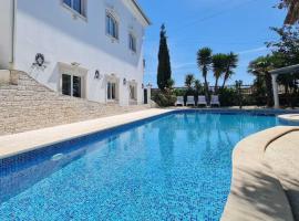 Silver Coast Pool & Resort Villas, hotel a Arnal