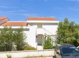 Apartments with parking space Necujam - Solta - 25529