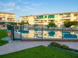 Apartamento con terraza, piscina y pista deportiva