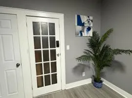 lower 2 Bedroom Apartment near airport