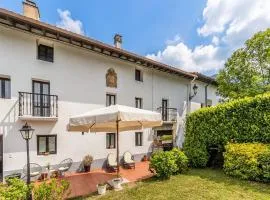 Uitzenea farmhouse with private garden