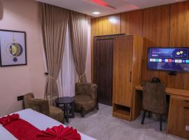 Victoria Plus Hotel & Suites, khách sạn ở Okpanam