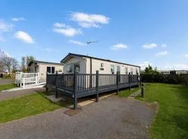 Dog-Friendly Caravan With Decking, Near To Scratby Beach Ref 50016Kc