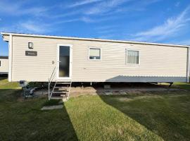 Lovely 6 Berth Caravan At Harts Holiday Park In Kent Ref 74072B, hotel u gradu Sheerness