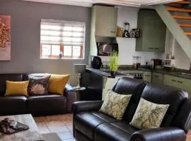 Neat Secure Self-Catering 1 Bed Apartment Moreleta Park Fully Furnished