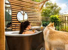 2 - Luxury Romantic Escape - Outdoor bathtub under the stars!, Hotel in Pont Sticill