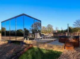 Luxury Mirrored Cabin with Hot Tub & Sauna