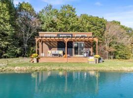 Tiny House On a Tiny Lake Porch at Waters Edge, khách sạn ở Brackney