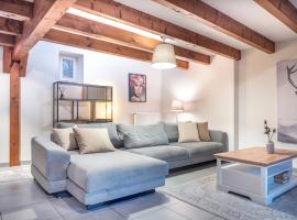 Appartement alsacien lumineux dans un corps de ferme rénové, avec balcon sur les vignes, 2 chambres Queen et parking privé, hotel em Marlenheim