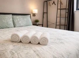 City Centre 2 bed apartment with a balcony