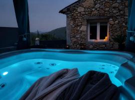 Parenthèse à 2, jacuzzi privé illimité extérieur, Hotel in Bouyon