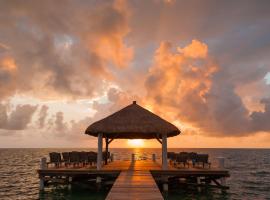 Weezie's Ocean Front Hotel and Garden Cottages, hotell i Caye Caulker