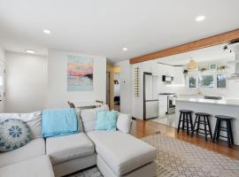 Bright & Fully Renovated Retreat - Holiday Home, hotell i Saskatoon
