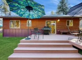 Pet-Friendly Cabin Fenced Yard Near Lake