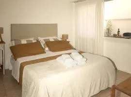 DEPARTAMENTO cerca de CABA hasta 4 personas Parking Gratis Patio ideal familias estadias cortas por Trabajo Recitales Salud y Capacitaciones