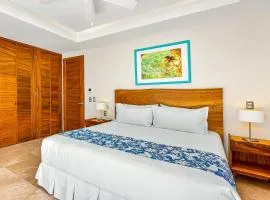 Stunning 7th-floor condo with outdoor pool, hot tub & bay views