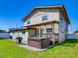 Crescent City Home w/ Hot Tub: Half-Block to Beach, hotel a Crescent City