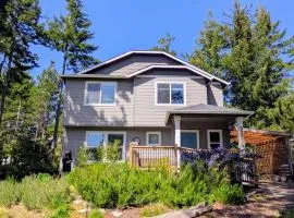 Brand-new home with hot tub deck fast WiFi central AC & great location