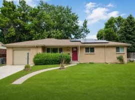 Arvada House for 11 with Backyard and Game Room