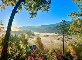 Mountain view 5 bdrm Gatlinburg Cabin near downtown Arts, Hotel in Gatlinburg