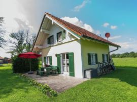 Alluring Holiday Home in Ubersee with Whirlpool, hotelli kohteessa Übersee