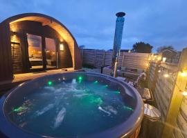 Glamping Pod with Wood Fired Hot Tub, hotel a Scarborough