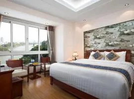 Lakeside Palace Hotel